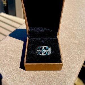 Diamond and sapphire cocktail ring. Size 7.5. Set in white gold.